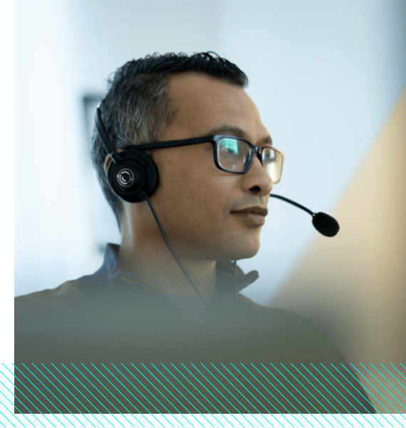 kordia_person_on_computers_L_1-min